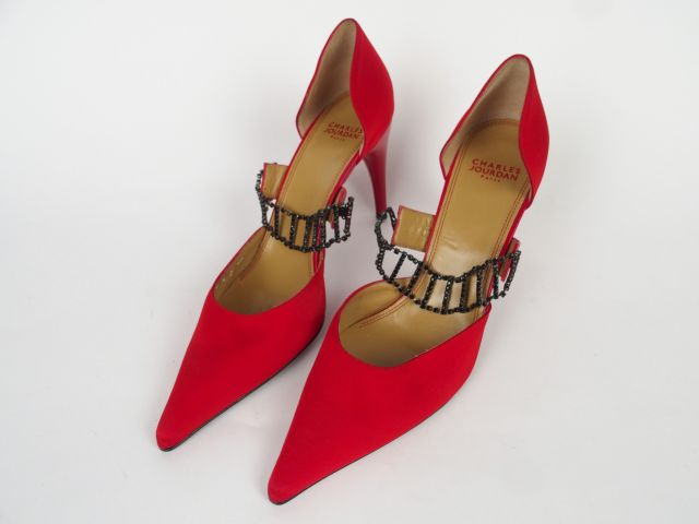 Charles JOURDAN. Paire de chaussures à talons aiguilles en soie rouge 