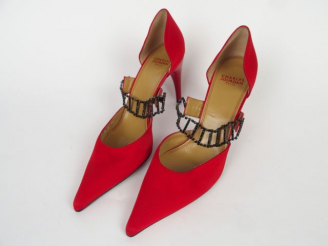 Vente aux enchères Charles JOURDAN. Paire de chaussures à talons aiguilles en soie rouge 