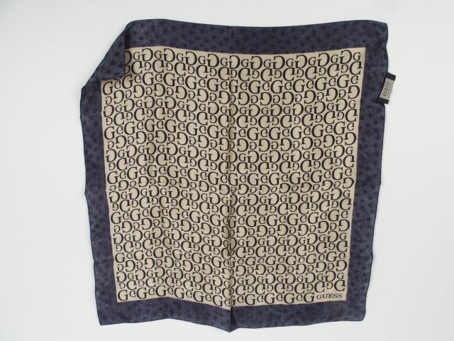 GUESS. Foulard en soie