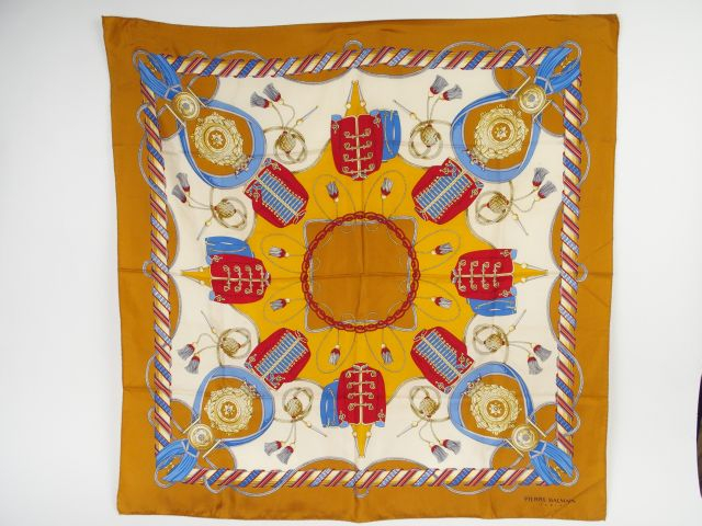 Pierre BALMAIN. Foulard en soie à décor de tenues militaires. Signé
