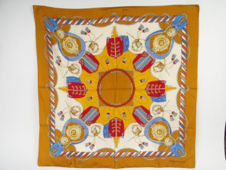 Vente aux enchères Pierre BALMAIN. Foulard en soie à décor de tenues militaires. Signé