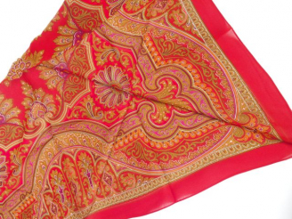 Vente aux enchères VALENTINO. Foulard triangulaire en soie à dominante rouge