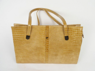 Vente aux enchères COURREGES. Sac en cuir vernis couleur miel à l'imitation du crocodile.