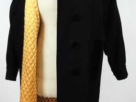 Vente aux enchères Yves SAINT LAURENT. Manteau en laine, intérieur en soie jaune matelass