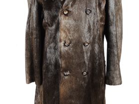 ESCHEL KRAG. Manteau de fourrure