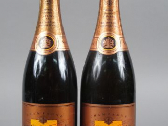Vente aux enchères 2 BOUTEILLES CHAMPAGNE VEUVE CLICQUOT ROSE - 1996