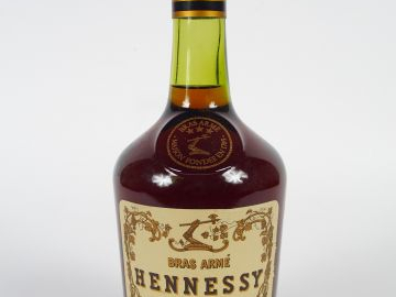 1 BOUTEILLE COGNAC HENNESSY BRAS ARME
