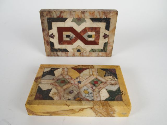 Deux plaques en marqueterie de marbre et pierres. 10 x 14,5 cm et 9,5 