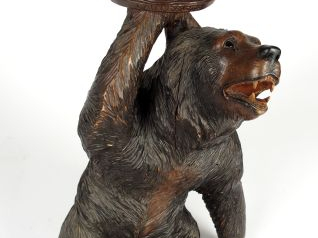 Sculpture en bois polychrome 'Ours au panier'. H. 39 cm (petits manque
