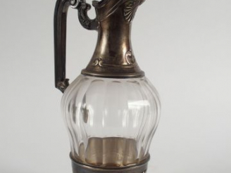 Vente aux enchères Aiguière de style Rocaille en cristal et argent, poinçon Minerve. MO :