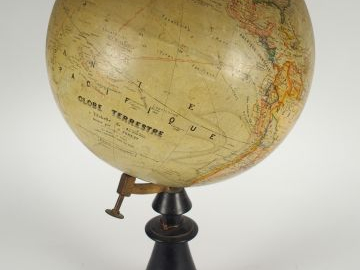 Globe terrestre par J. Forest, pied en bois noirci. H. 53 cm (petits e