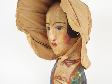 Porte coiffe XIXe en carton mâché. H. 40 cm