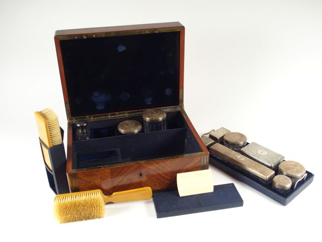 Coffret de toilette XIXe en maqueterie à décor de cubes filetés de lai