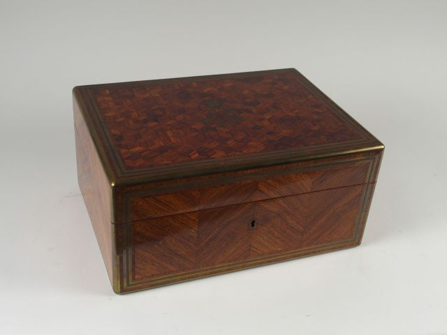 Coffret de toilette XIXe en maqueterie à décor de cubes filetés de lai