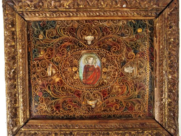 Paperolle fin XVIIIe contenant 4 reliques de saints entourant une lith