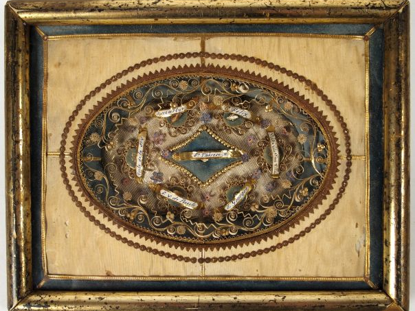 Paperolle XIXème contenant 7 reliques de saints, à décor de petites fl