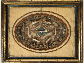 Vente aux enchères Paperolle XIXème contenant 7 reliques de saints, à décor de petites fl