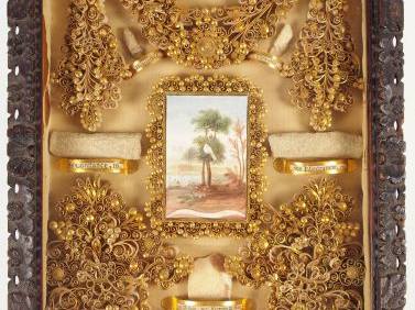 Paperolle XIXème contenant 9 reliques de saints, encadrant une aquarel
