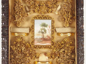 Vente aux enchères Paperolle XIXème contenant 9 reliques de saints, encadrant une aquarel