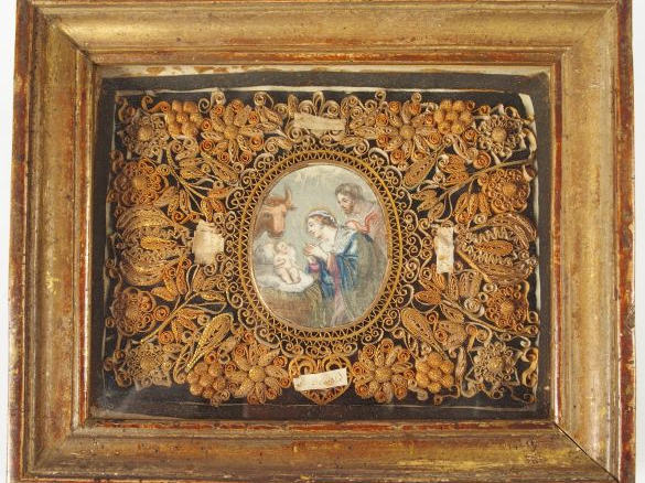Paperolle XIXème contenant quatre reliques de saints entourant une lit