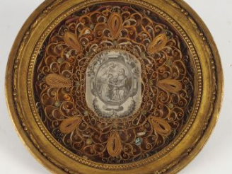 Vente aux enchères Paperolle fin XVIIIe à décor d'une croix de la Vierge et de deux saint