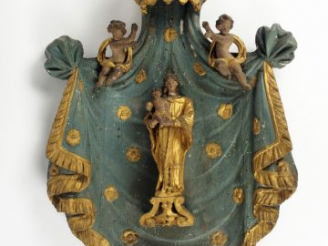 Vente aux enchères Bois XVIIIe sculpté, laqué vert et doré, figurant une Vierge à l'enfan