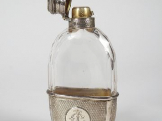 Vente aux enchères Flasque en cristal faceté et argent anglais et vermeil, monogrammée. H