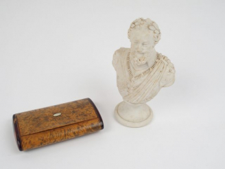 Vente aux enchères Buste en biscuit XIXème représentant Henri IV. H. 13 cm , tabatière Re