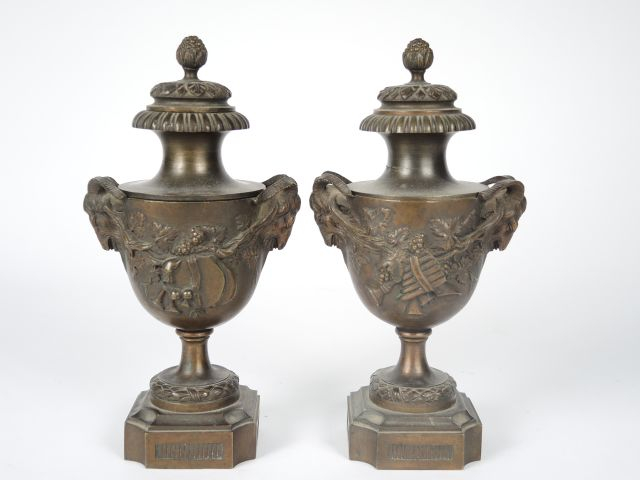 Paire de cassolettes Napoléon III de style Louis XVI en bronze, à pati