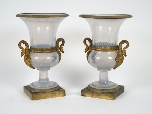 Paire de vases Médicis de style Empire en opaline, monture en bronze, 