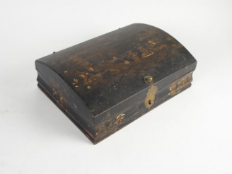 Vente aux enchères Boite à perruques de style Louis XV à décor de chinoiseries dorées sur