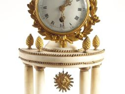 Pendule portique Louis XVI en marbre et bronze doré