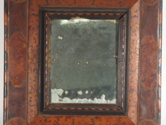 Vente aux enchères Miroir languedocien XVIIème en marqueterie. 52 x 46,5 cm (teint du mir