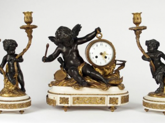 Vente aux enchères Garniture de cheminée Napoléon III de style Louis XVI en régule à doub