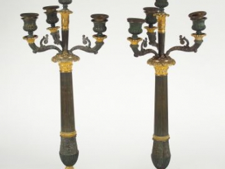Vente aux enchères Paire de candélabres de style Restauration éclairant à quatre lumières