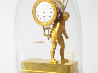 Pendulette Louis XVI en bronze doré figurant un colporteur (manques et