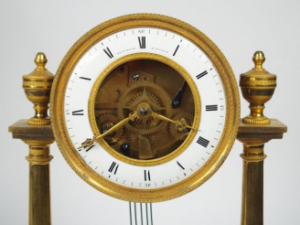 Vente aux enchères Pendule portique squelette XIXème en bronze doré, le cadran marqué Mes