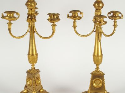 Paire de candélabres Empire, en bronze doré, à décor de masques, de ch