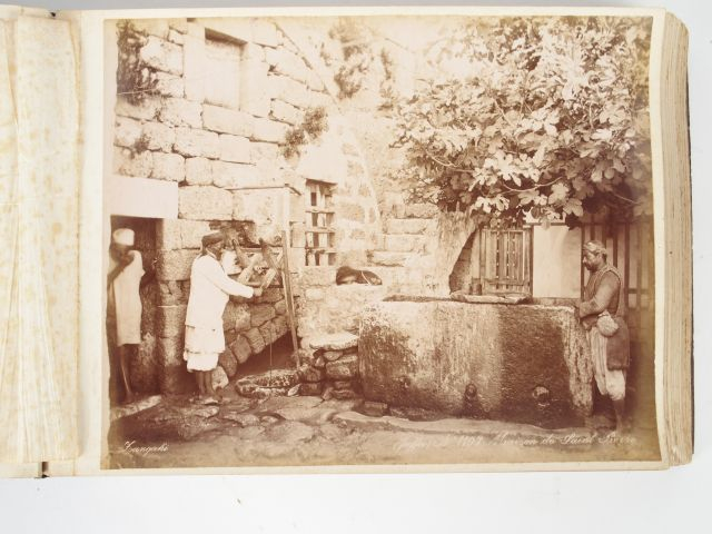 Album de photographies sur la Palestine, comprenant 24 photos signées 