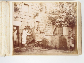 Vente aux enchères Album de photographies sur la Palestine, comprenant 24 photos signées 