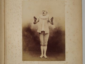 Vente aux enchères 'Noel de Pierrot'. Album comprenant 42 photographies sous titrées. Par