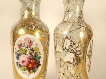 Paire de vases Restauration en porcelaine à décor dans des réserves de