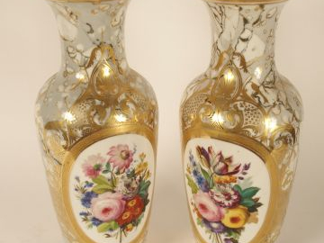 Paire de vases Restauration en porcelaine à décor dans des réserves de