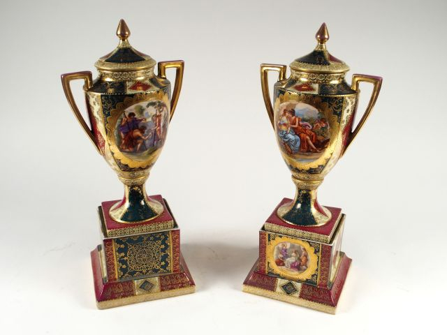 Paire de vases couverts à anses fin XIXème début Xxème en porcelaine p