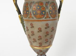 Vase à anses Napoléon III en porcelaine polychrome à décor stylisé de 