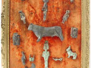 Panneau de 21 objets de fouille égyptien, basse époque