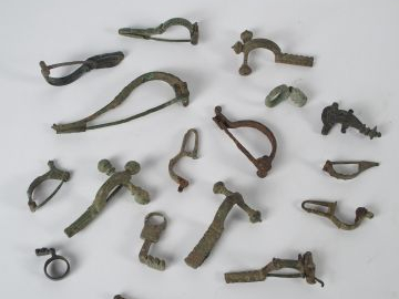 Ensemble de fibules et de clés antiques