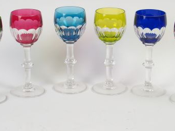 Suite de 8 verres polychromes en cristal de Bohème