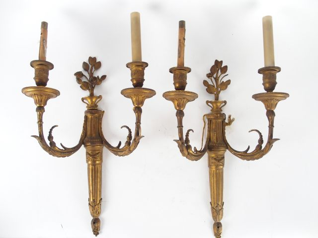 Paire d'appliques de style Louis XVI en bronze éclairant à deux lumièr