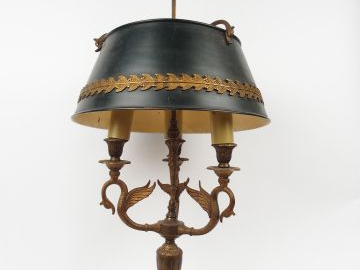 Lampe bouillotte de style Empire en bronze patiné et tôle verte. H. 85